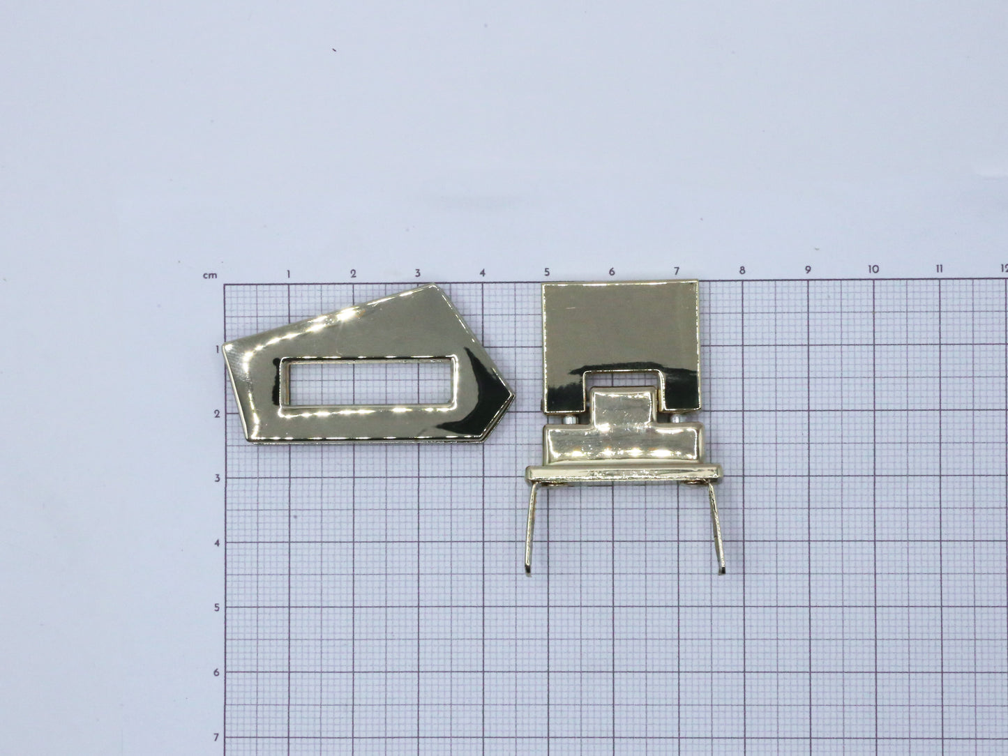 ASYMMETRICAL FLIP BAG LOCK