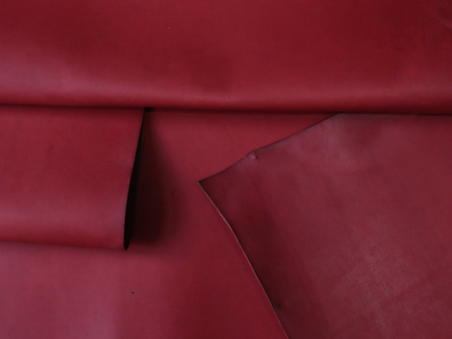 VEGETABLE TANNED BUTTS - RED- 2.0mm