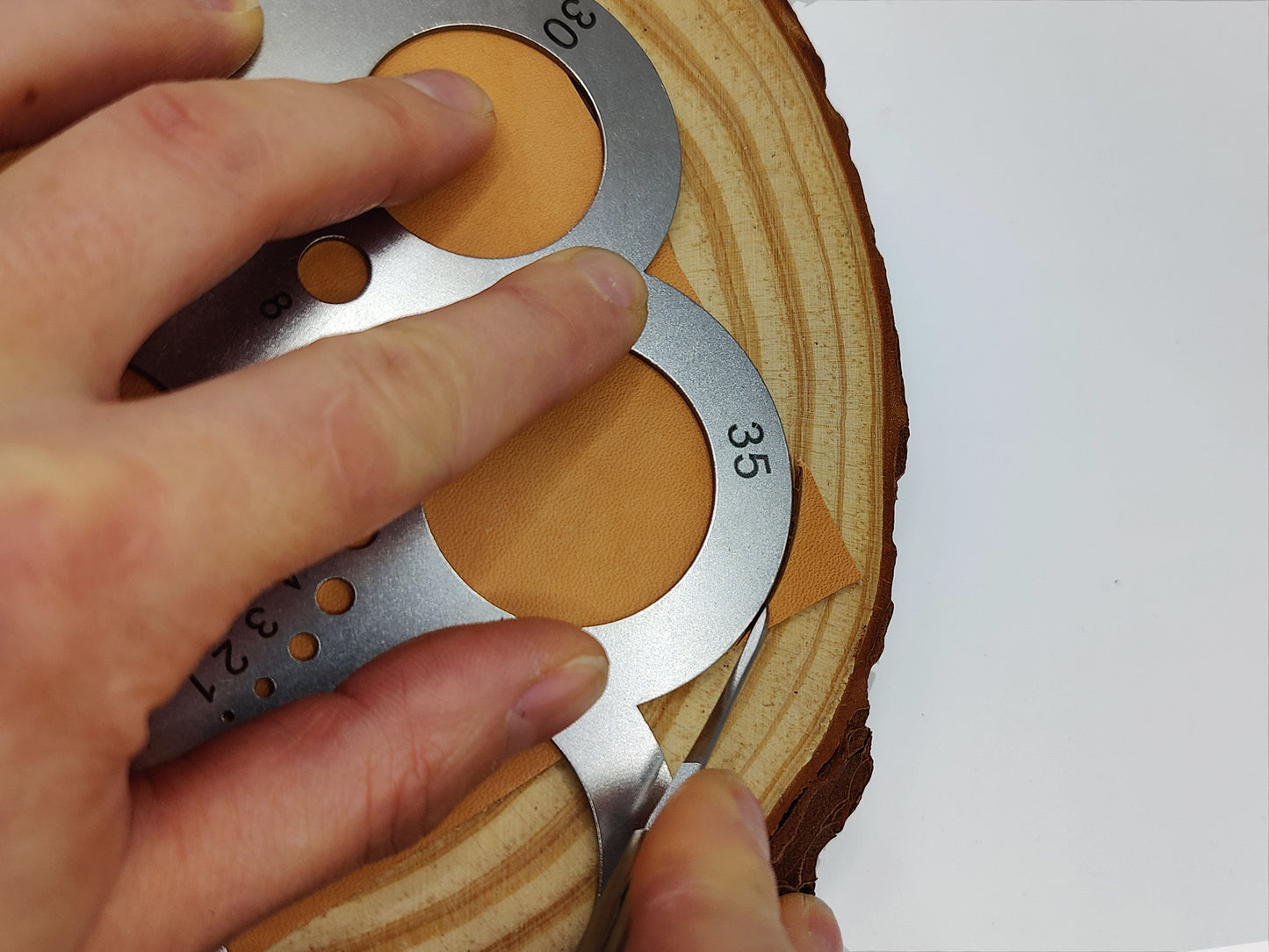 STEEL LEATHER ROUND CORNER CUTTING RULER - LARGE