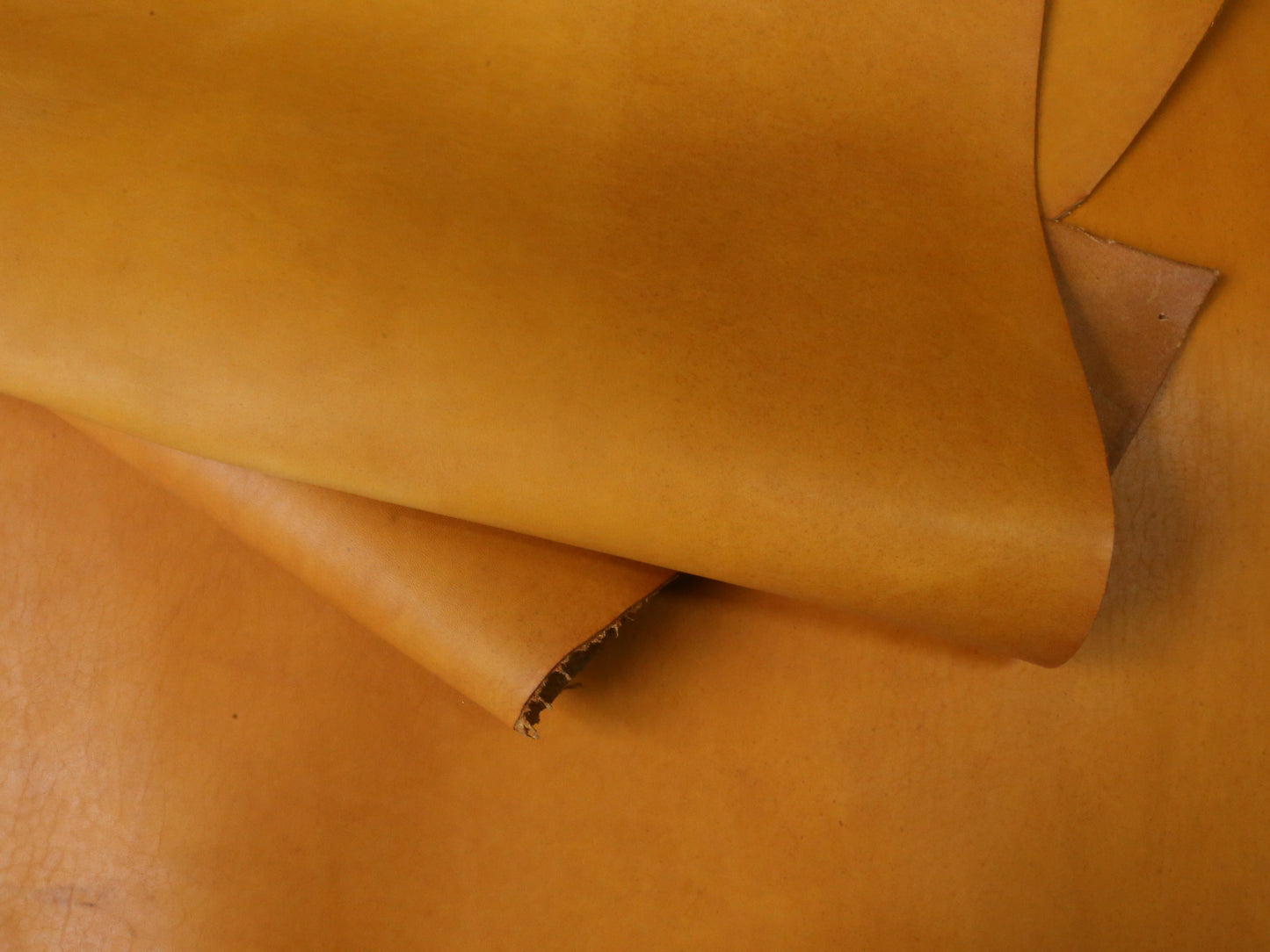 VEGETABLE TANNED BUTTS - YELLOW- 2.0mm