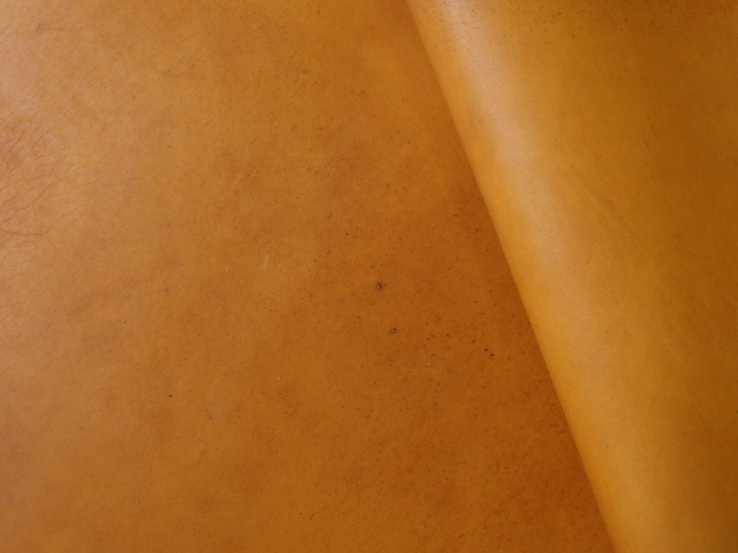 VEGETABLE TANNED BUTTS - YELLOW- 2.0mm