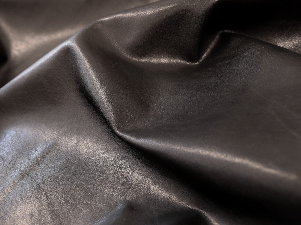 SOFT VEGETABLE TANNED CALFSKIN SIDES – SEMI-GLOSS BLACK – 0.9–1.1 mm
