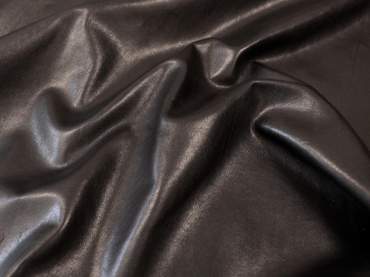 SOFT VEGETABLE TANNED CALFSKIN SIDES – SEMI-GLOSS BLACK – 0.9–1.1 mm