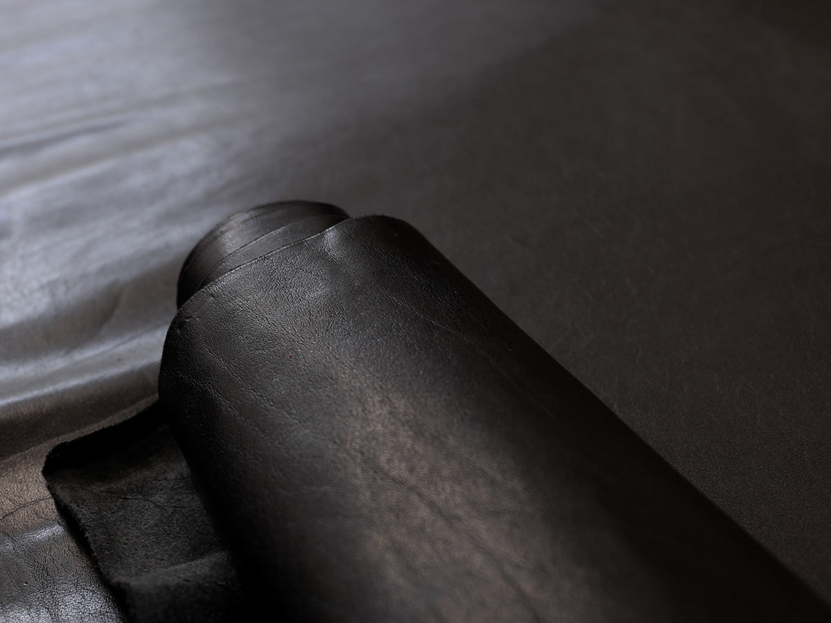 SOFT VEGETABLE TANNED CALFSKIN SIDES – SEMI-GLOSS BLACK – 0.9–1.1 mm