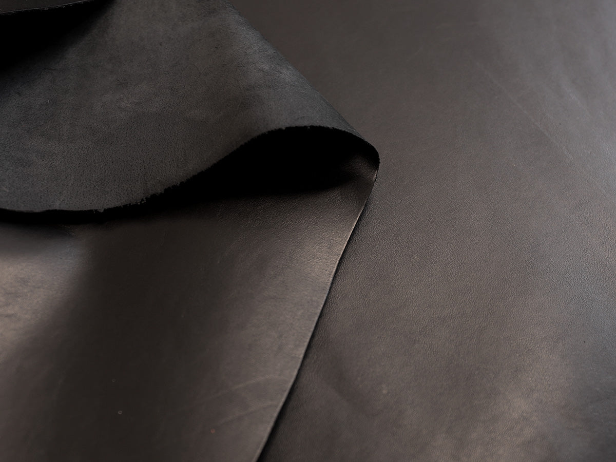THIN VEGETABLE TANNED CALFSKIN SIDES – BLACK – 0.7–0.9 mm